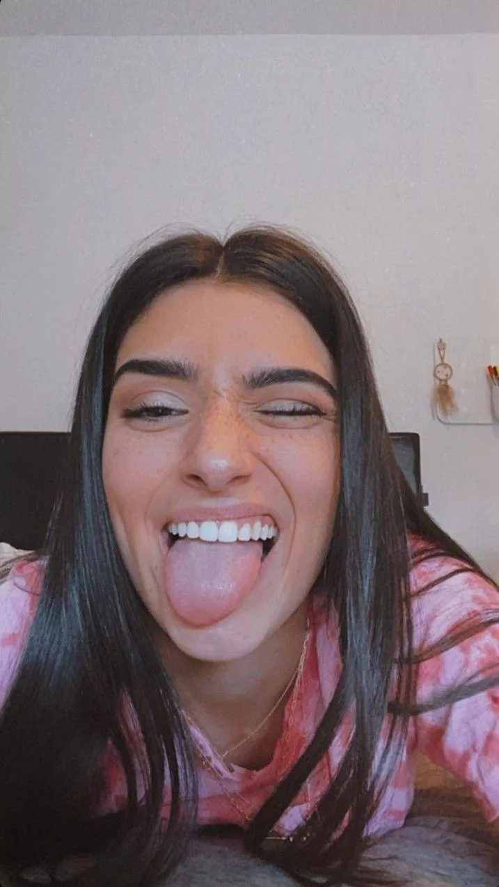 Dixie damelio needs my cum Dixie damelio needs my cum