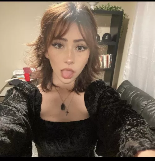 Dm for more of her