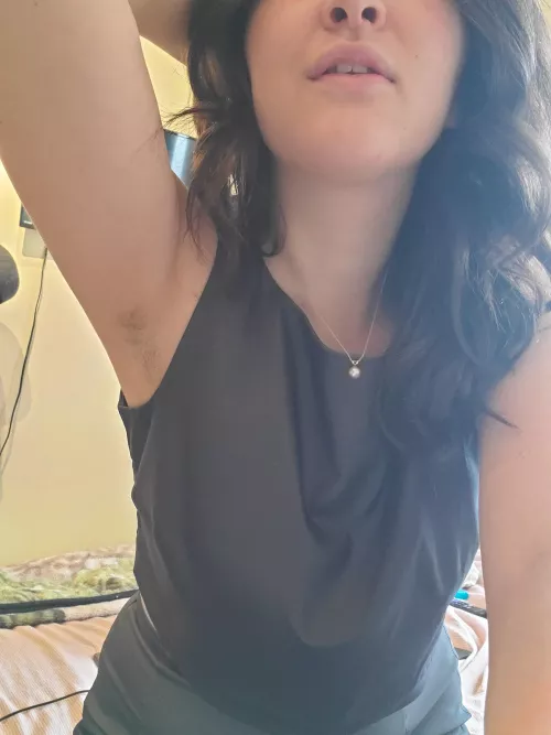 Do hairy pits and jewelry go together? 🦪