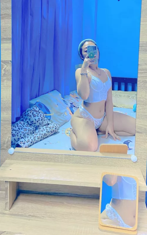 Do I look cute in my lingerie?🥰🙈 who wants to help me take this off?👅💕