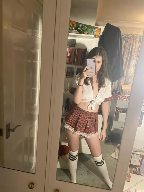 Do I look like a good girl? Or do I need a spanking in your office π