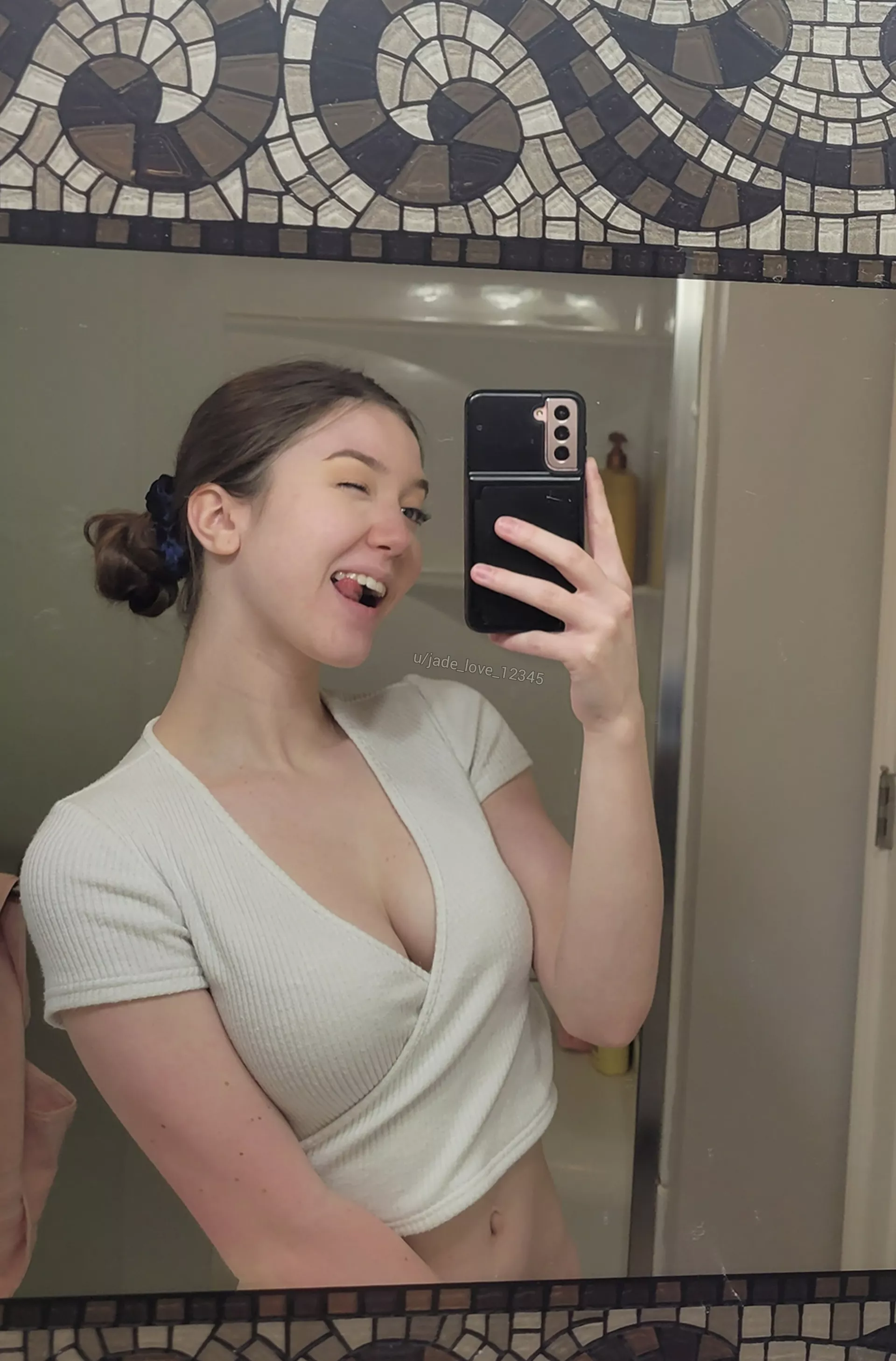 Do I look like this emoji? 😜