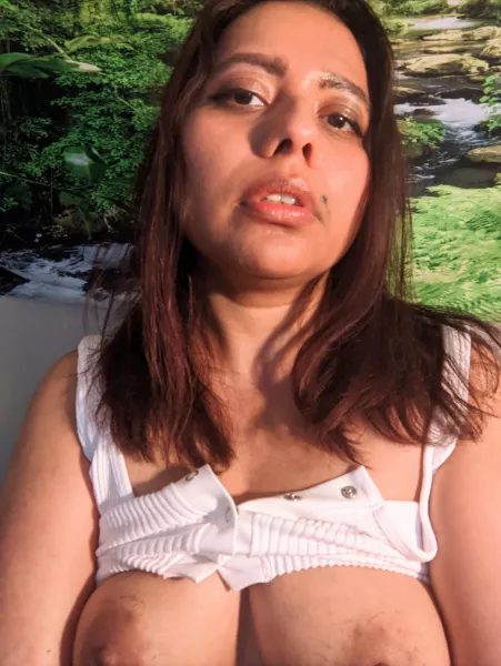 Do I look pretty without makeup? Do I look pretty without makeup?