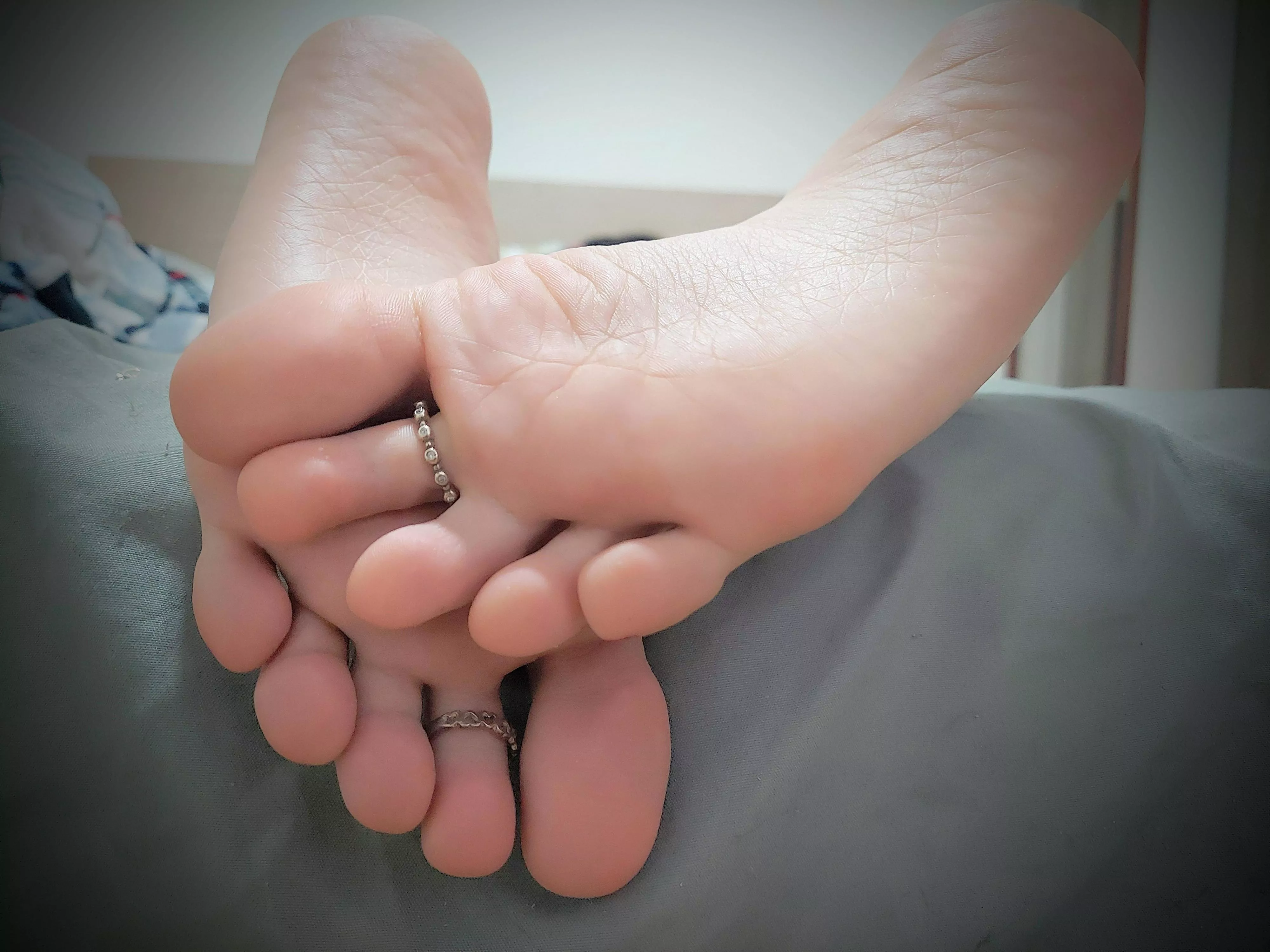 Do my feet deserve a good morning kiss? ππ€€ Do my feet deserve a good morning kiss? ππ€€