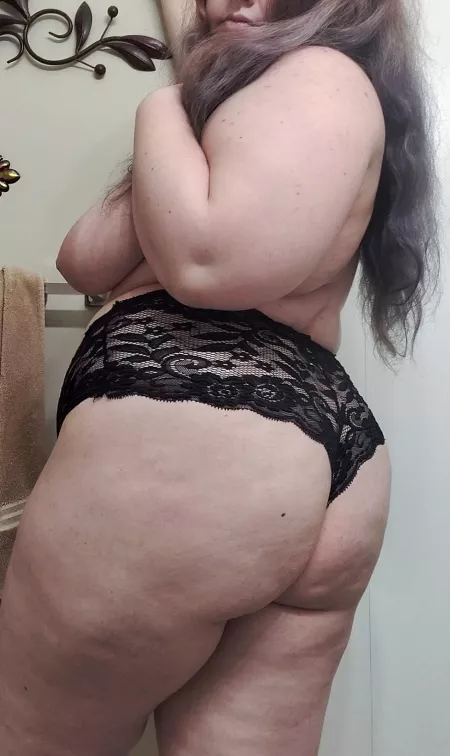 Do my thick milf curves get you hard? Do my thick milf curves get you hard?