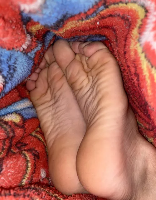 do u like my shy feet? 🙈 but they got naughty w a dick in between 😈😋 dms/pms r welcome do u like my shy feet? 🙈 but they got naughty w a dick in between 😈😋 dms/pms r welcome