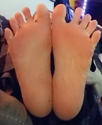 Do u like small feet and long toes??? Do u like small feet and long toes???