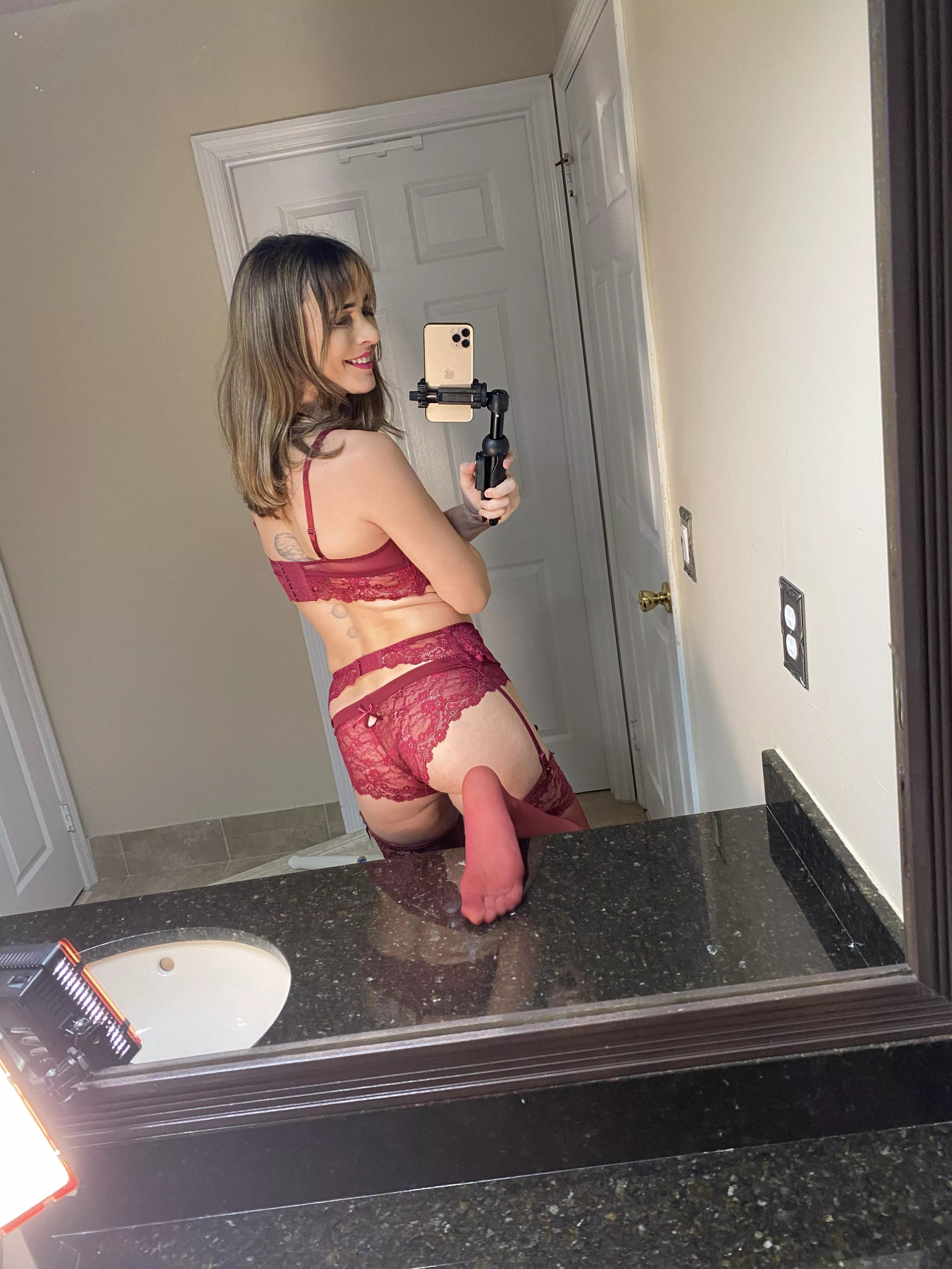 Do u like tgirl feet with stockings?