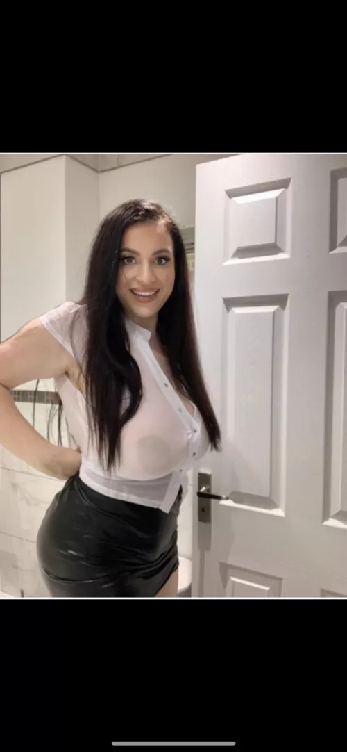 Do you fancy this busty secretary ?😋