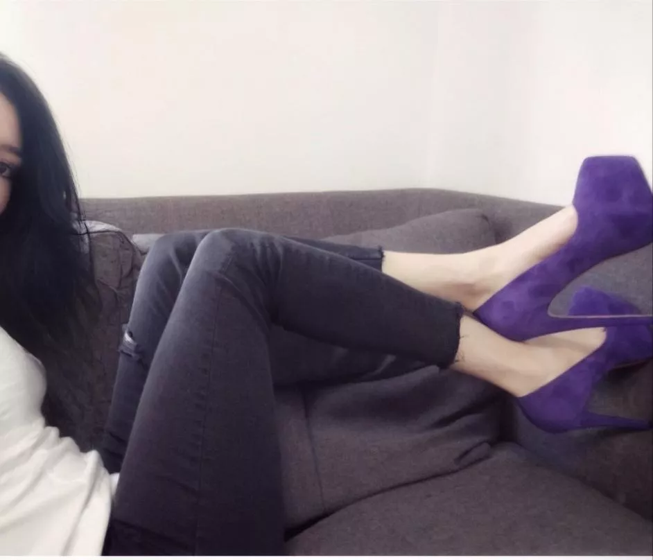 Do you guys enjoy when we wear skinny jeans and heels? (Oc) π Do you guys enjoy when we wear skinny jeans and heels? (Oc) π