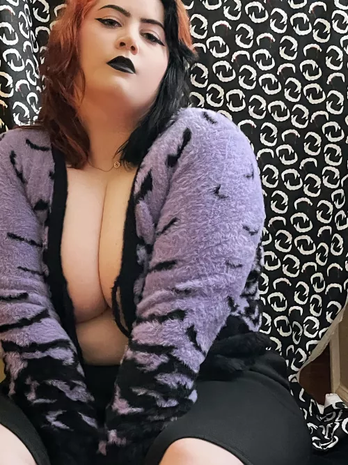 Do you guys like my sweater? π€ Do you guys like my sweater? π€