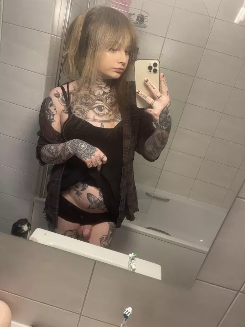 Do you like alt girls with a little something extra? π€β¨ Do you like alt girls with a little something extra? π€β¨