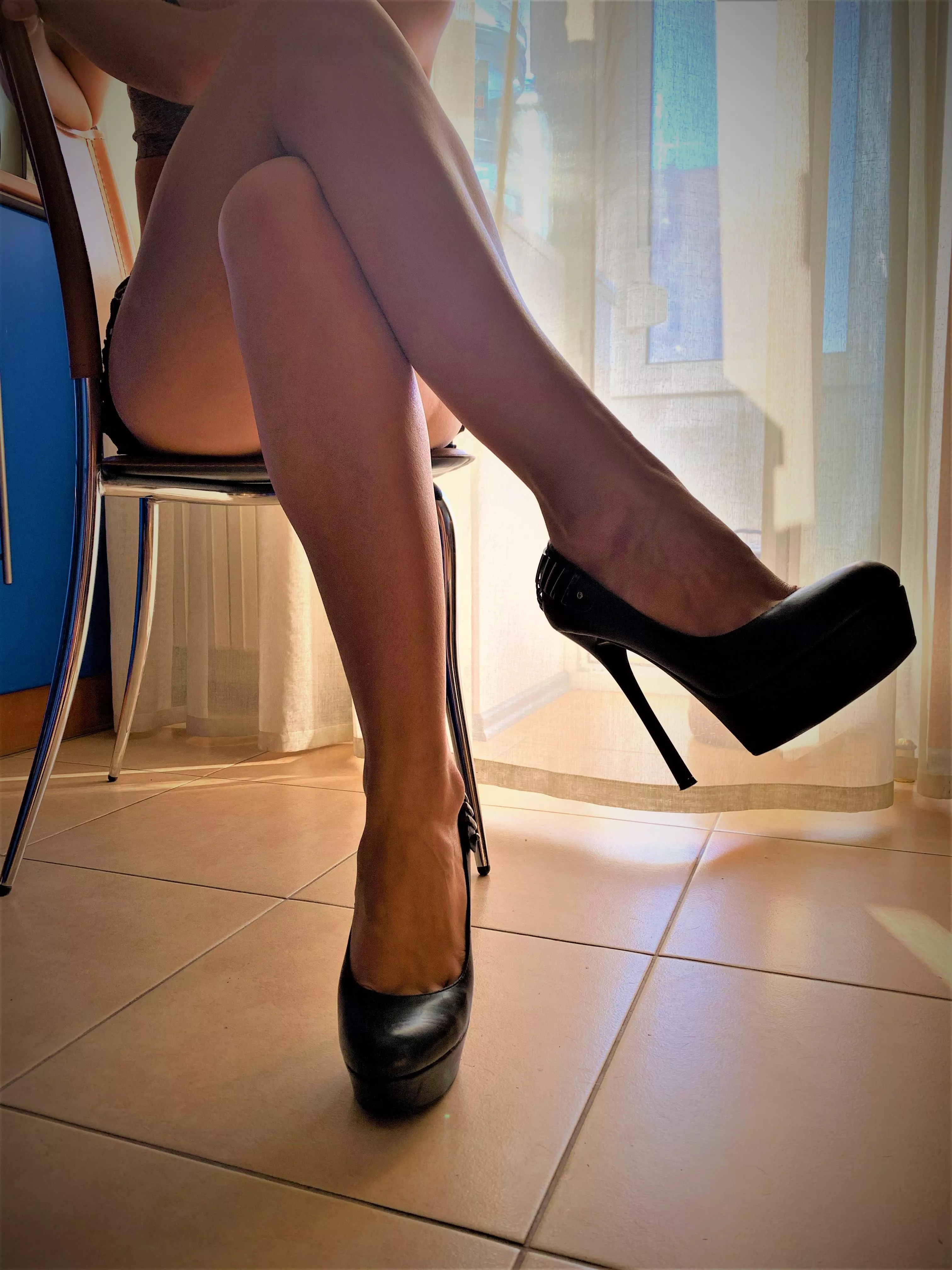 Do you like crossed legs pose?💋🔥 Do you like crossed legs pose?💋🔥