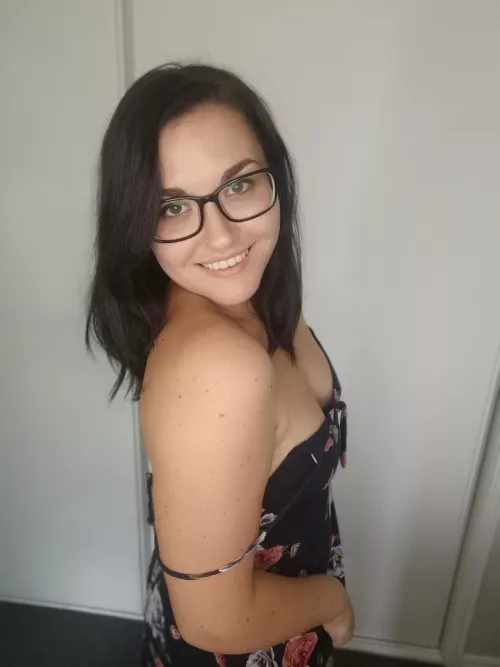 Do you like cute Aussie milfs who wear glasses? If you do, hello ๐ x
