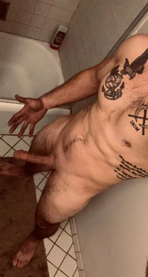 Do you like dick and dirty man hands? Join me for a shower.