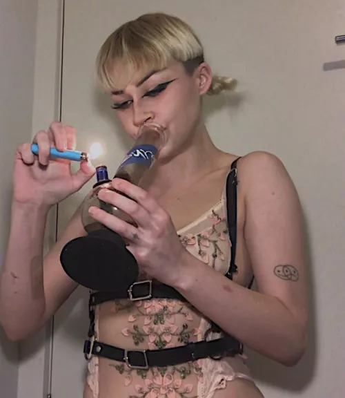 do you like girls who smoke? ๐๐