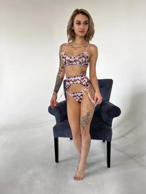 Do you like girls with natural tits and nice booties?