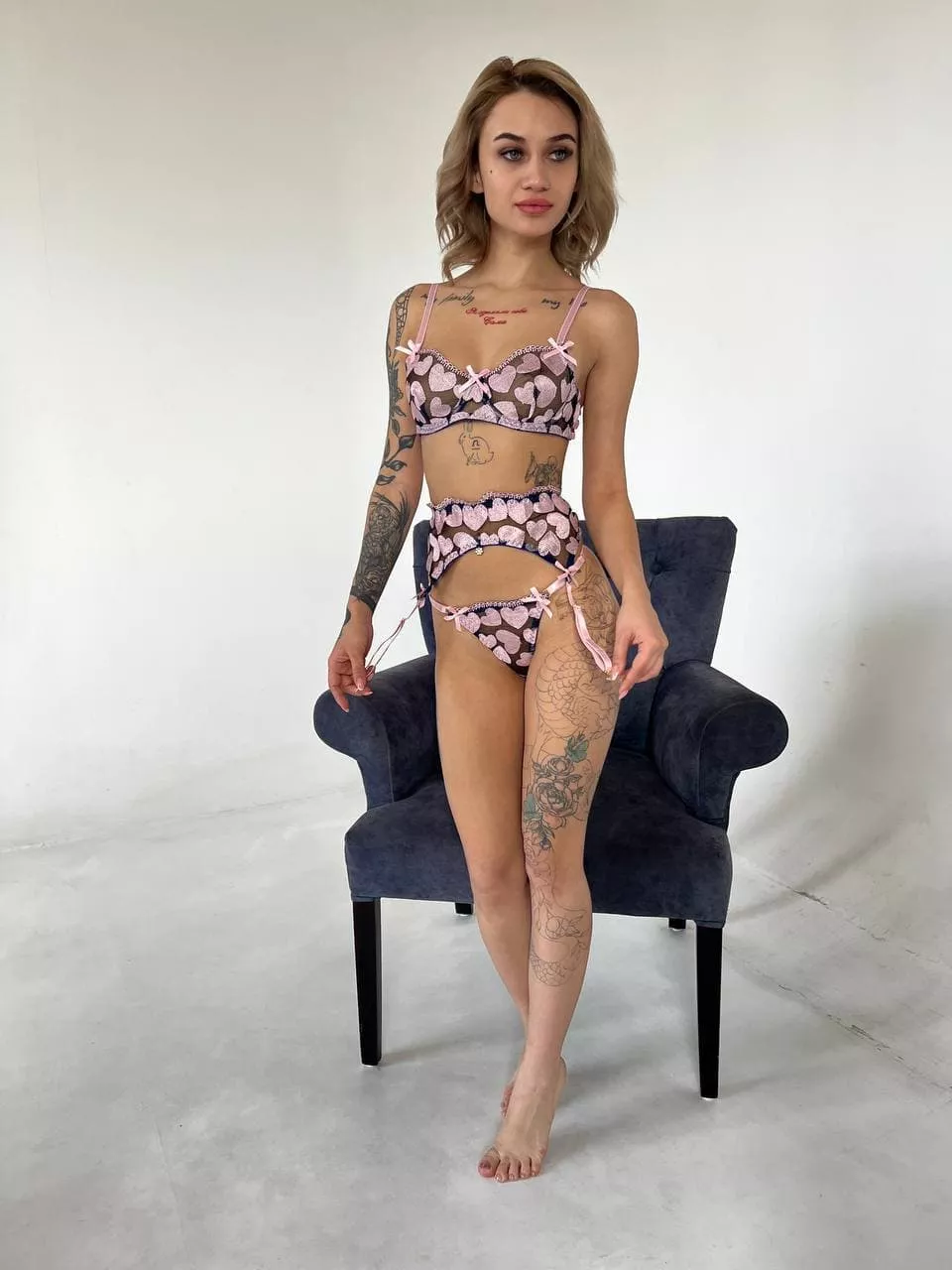 Do you like girls with natural tits and nice booties?