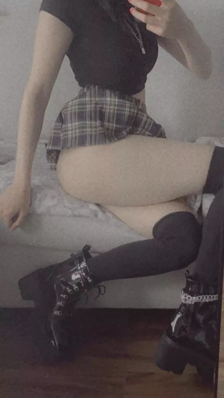 Do you like gothic school girls in school girl skirts ? Do you like gothic school girls in school girl skirts ?