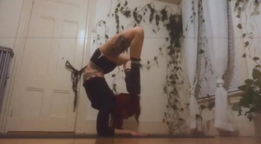 Do you like how flexible I am?😈🖤✨