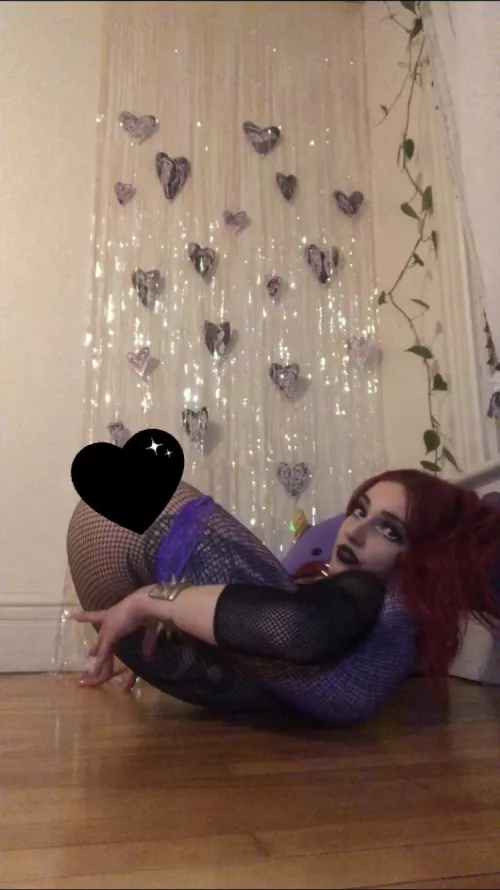 Do you like how flexible I am?😈🖤