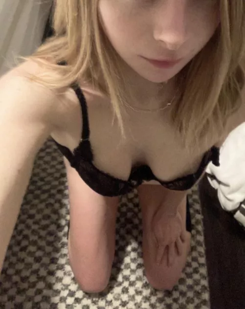Do you like little teens to be on their knees? 18 ππ Do you like little teens to be on their knees? 18 ππ