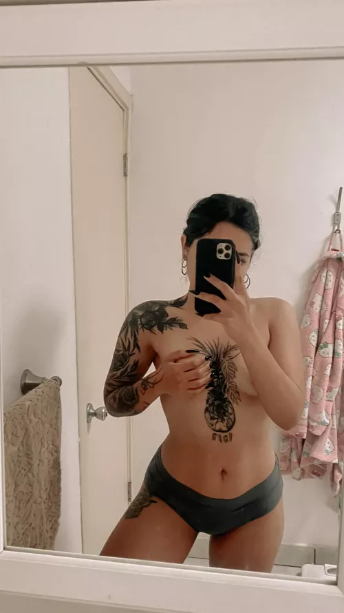 Do you like mirror selfies? 🖤