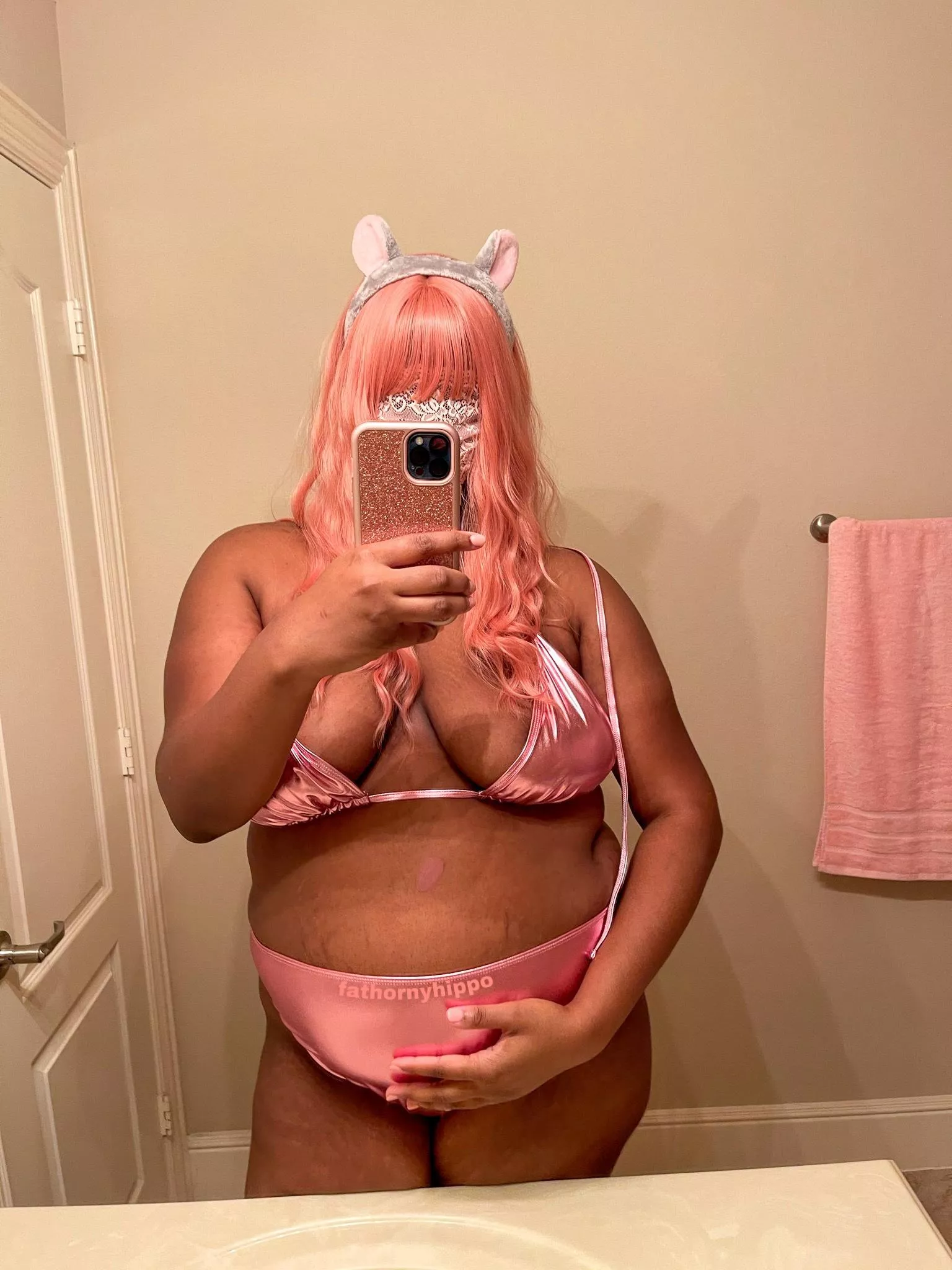 Do you like my big round ebony belly? 🥰