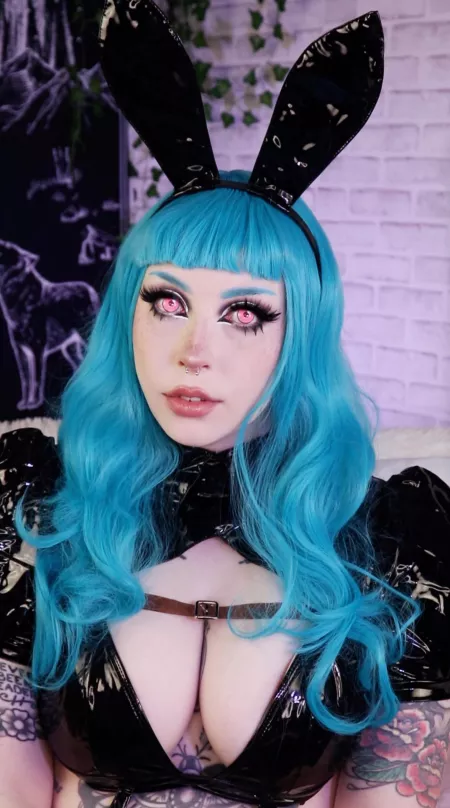 Do you like my bunny girl makeup? Do you like my bunny girl makeup?