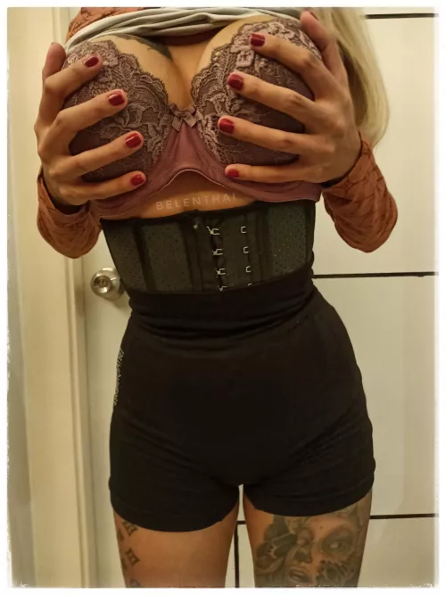 Do you like my corset squeeze? Do you like my corset squeeze?