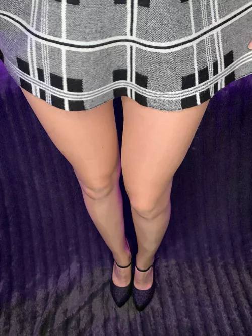 Do you like my legs in shiny pantyhose?☺️