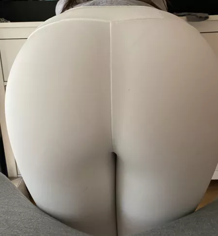Do you like my new white leggings ? Do you like my new white leggings ?