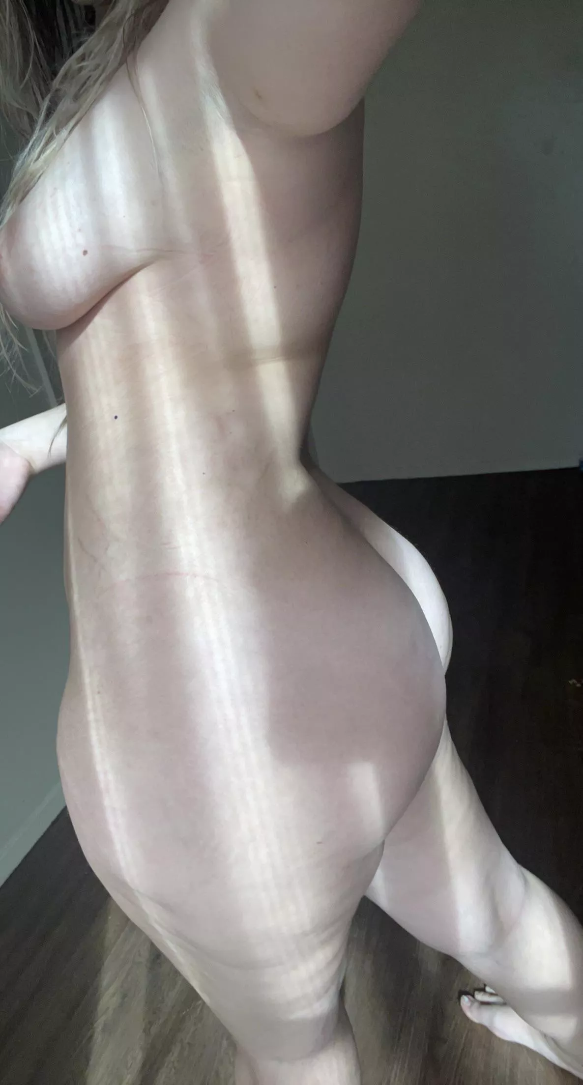 Do you like my pale body? 🍑🔥 Do you like my pale body? 🍑🔥