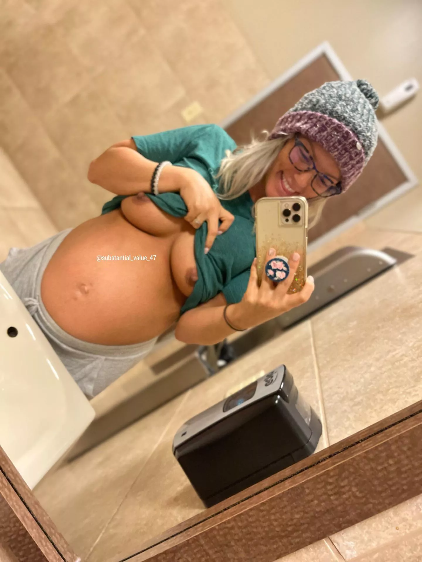 Do you like my preggo body? Do you like my preggo body?