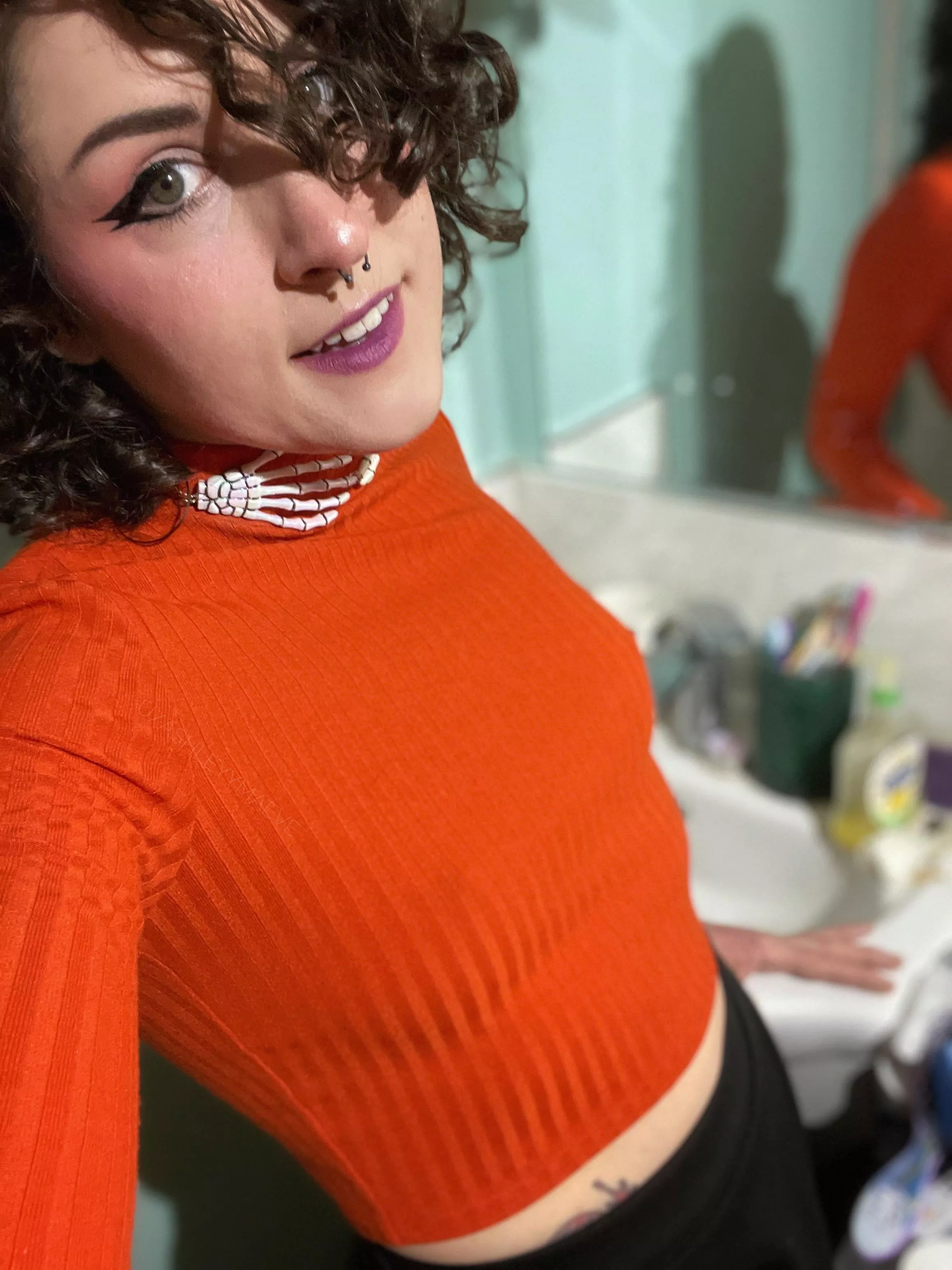 Do you like my spooky necklace? 🧡 Do you like my spooky necklace? 🧡