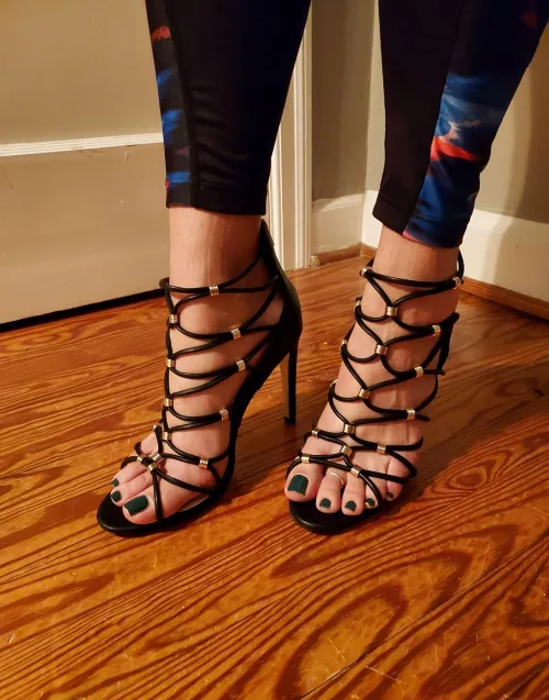 Do you like my strappy stilettos? βΊοΈ