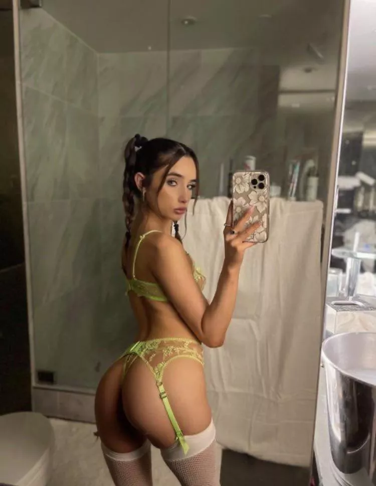 Do you like my teen curves?💋