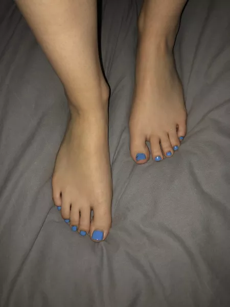 Do you like my toes in blue🥺 Do you like my toes in blue🥺