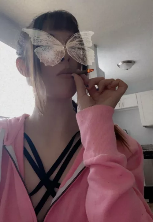 Do you like sexy stoner babes? 💨🦋