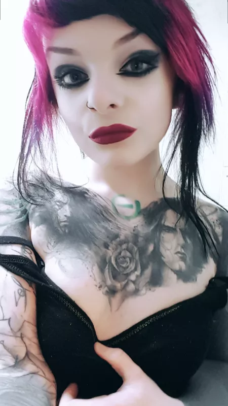 Do you like slutty make up?? Do you like slutty make up??