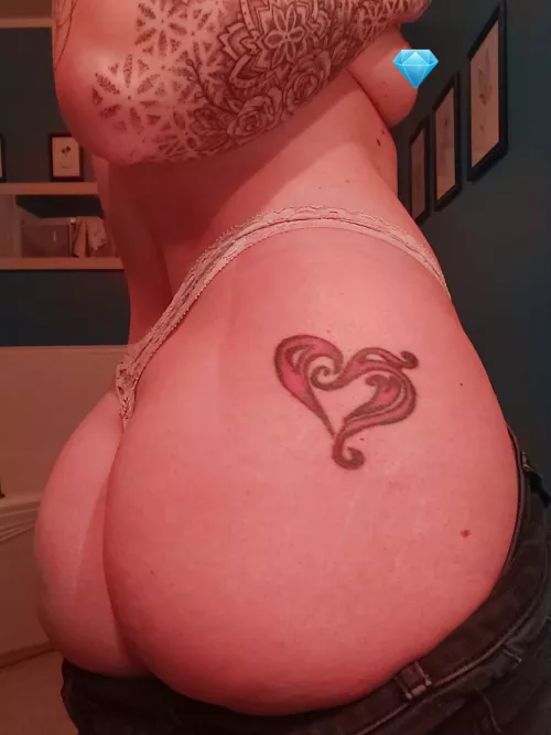 Do you love petite tattooed girl with a big booty ? Do you love petite tattooed girl with a big booty ?