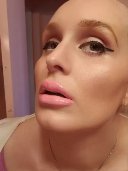 Do you love when girls put on a ton on sticky gooey lipgloss ? Do you love when girls put on a ton on sticky gooey lipgloss ?