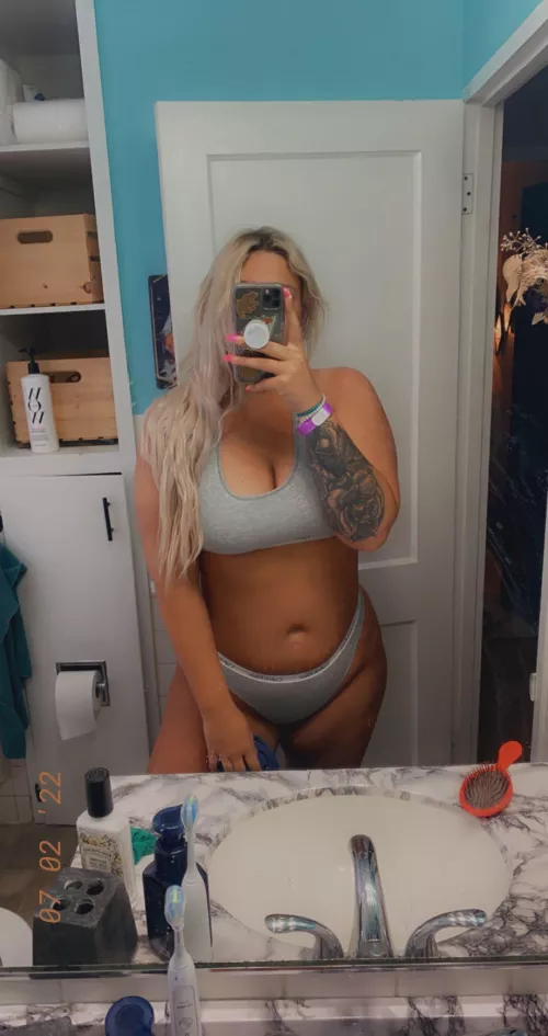 do you prefer thick blondes with loose morals? do you prefer thick blondes with loose morals?