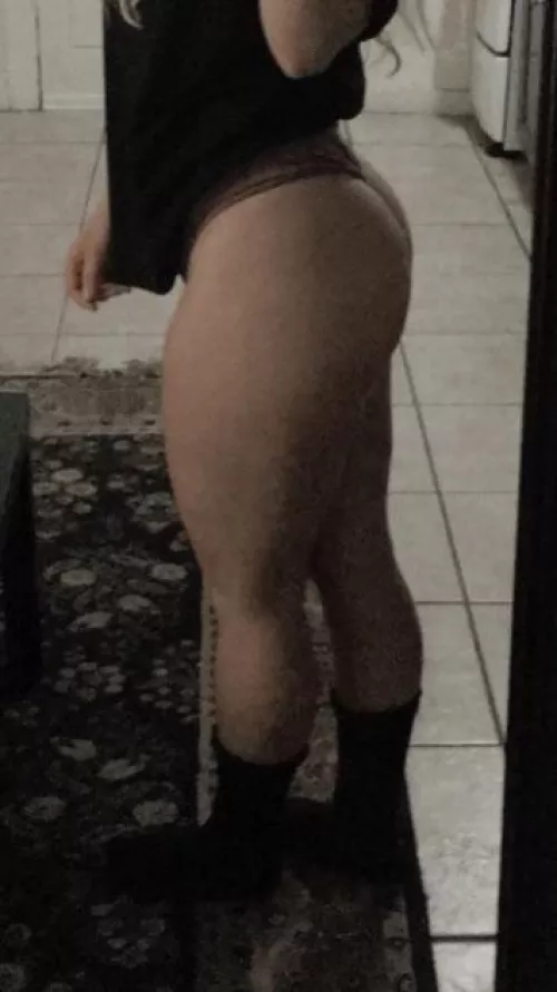 Do you prefer thick thighs or a fat ass? Do you prefer thick thighs or a fat ass?