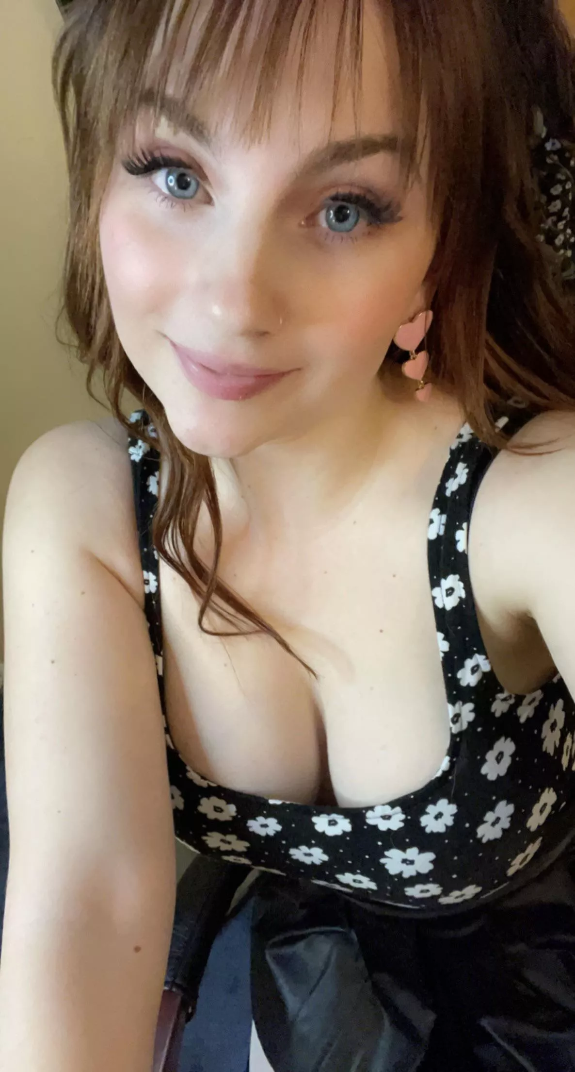 Do you want a blue eyed young milf? 😇