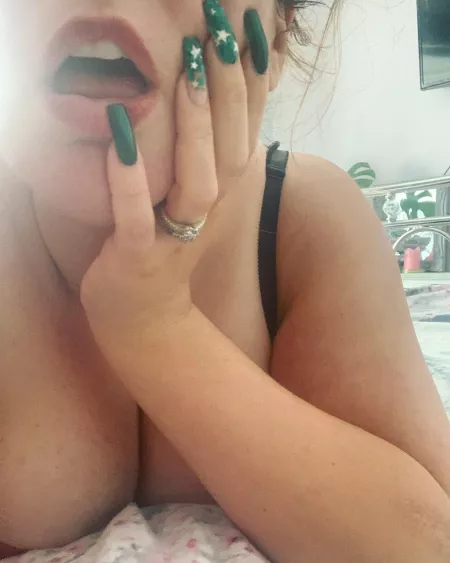 Do you want to see what these lips can do, or do you want to see what these nails can do? ππ
πΌπ¦