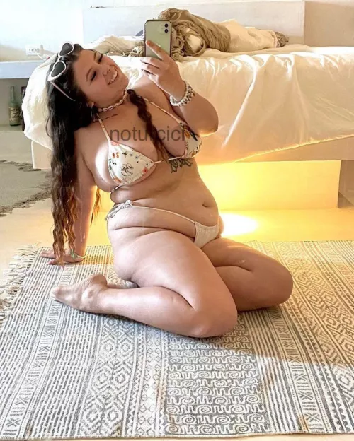 Doe eyes and big thighs, come for the surprise ;)