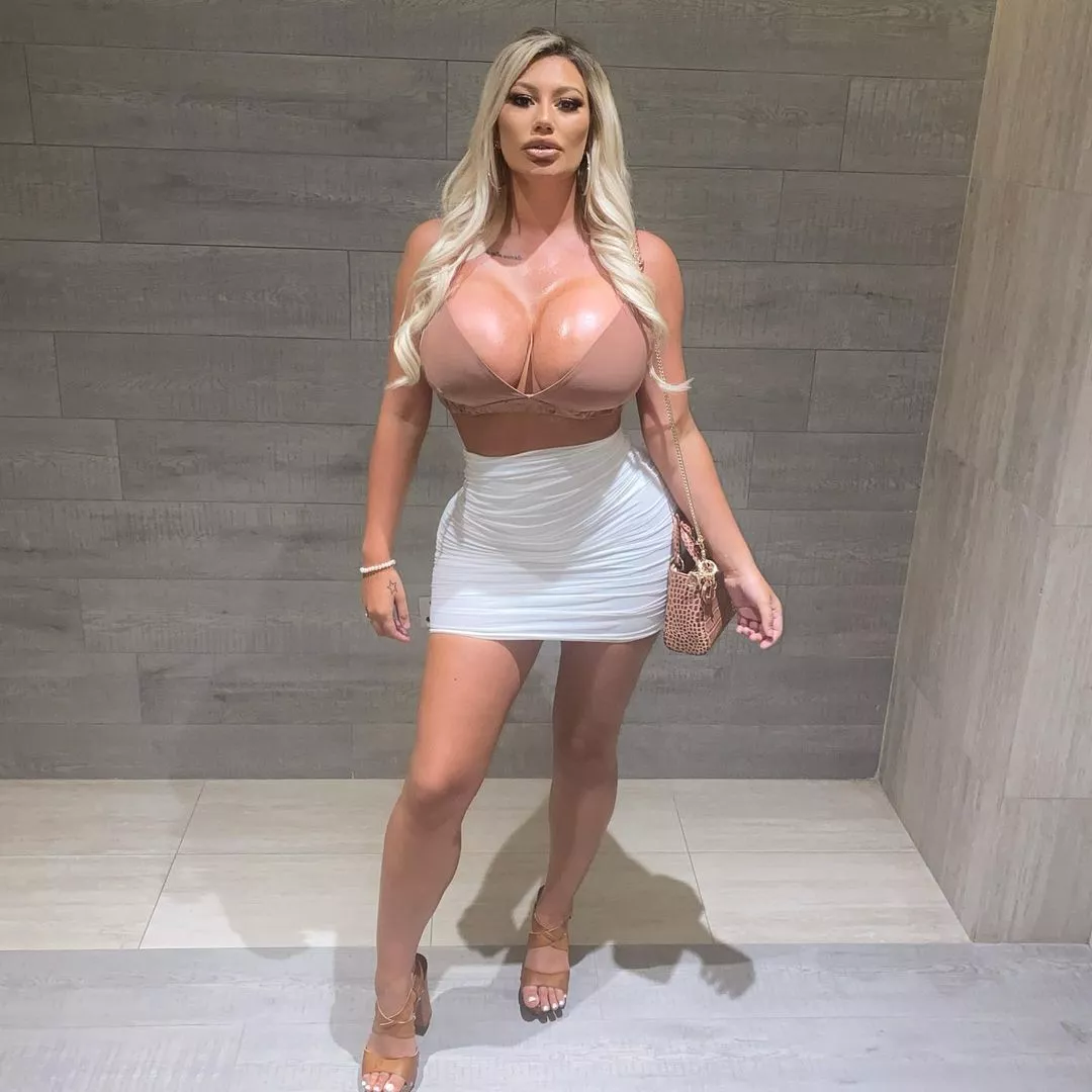 Does any bimbo connoisseurs know who this is? Does any bimbo connoisseurs know who this is?