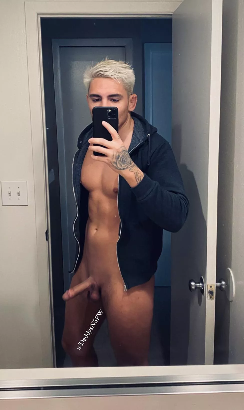 Does anybody here appreciate a simple nude? Does anybody here appreciate a simple nude?