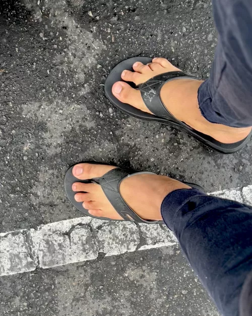 Does anyone turn on to see flip-flops 🩴 guy in public?
